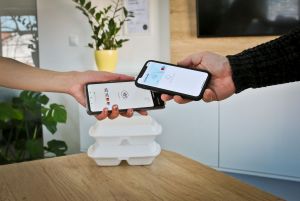 Platobn&yacute; termin&aacute;l v mobile: svetov&aacute; inov&aacute;cia pre obchodn&iacute;kov prich&aacute;dza na Slovensko (VIDEO)