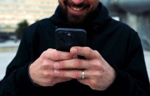 iPhone 15 Pro nepon&uacute;ka žiadnu revolučn&uacute; vychyt&aacute;vku, no aj tak ho nebudete chcieť pustiť z ruky