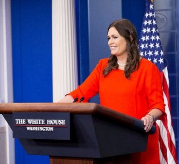 Trumpovu hovorkyňu Sandersov&uacute; vyk&aacute;zali z re&scaron;taur&aacute;cie