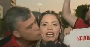 Futbalov&yacute; fan&uacute;&scaron;ik v Braz&iacute;lii skončil vo v&auml;zbe, pobozkal na tv&aacute;r report&eacute;rku (VIDEO)