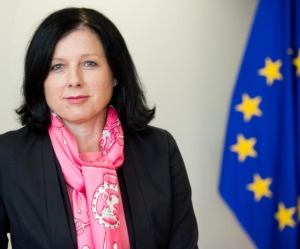 EK posilňuje boj s dezinform&aacute;ciami, žiada to aj po soci&aacute;lnych sieťach