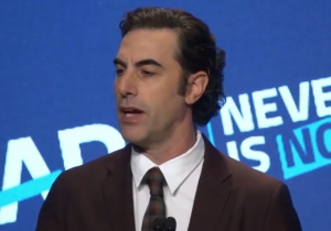 Sacha Baron Cohen: Facebook by nechal Hitlera inzerovať konečn&eacute; rie&scaron;enie (VIDEO)