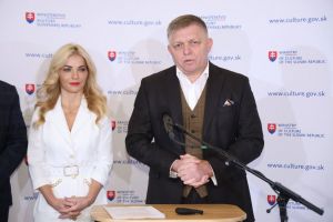 V&yacute;zva 60 predstaviteľov kult&uacute;rnej obce Ficovi: Ospravedlňte sa za hanebn&eacute; v&yacute;roky