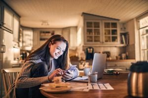 Kto na Slovensku drž&iacute; kasu? Ženy si veria, veľk&eacute; rozhodnutia v&scaron;ak často robia muži