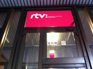 Protestuj&uacute;ci za&uacute;točili na budovu RTVS