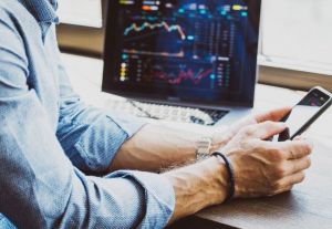 Investujte a už&iacute;vajte si priebežne v&yacute;nosy: 365.invest sp&uacute;&scaron;ťa Vianočn&uacute; v&yacute;platu