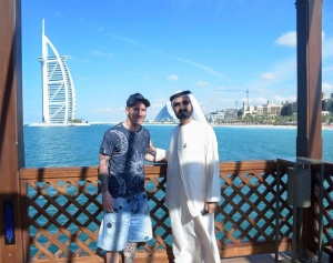 Policajta s&uacute;dia za zverejnenie z&aacute;berov na pas Messiho