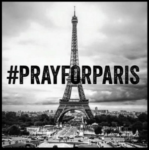 Ľudia menia profilovky, angažuj&uacute; sa v pomoci aj nad&aacute;vaj&uacute; - Par&iacute;ž zmenil Facebook