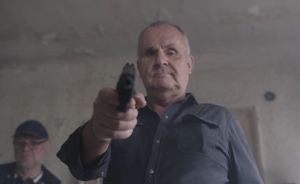 Jožo R&aacute;ž rok po vražde Kuciaka mieri pi&scaron;toľou na hlavu zviazan&eacute;ho novin&aacute;ra (VIDEO)