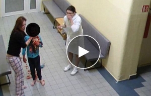 Dokument ČR priniesol &scaron;okuj&uacute;ce z&aacute;znamy z bezpečnostn&yacute;ch kamier v nemocnici (VIDEO)