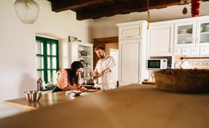 Na kurzoch s Luciou a Palom spomal&iacute;te, nav&scaron;t&iacute;vite farm&aacute;rov a obľ&uacute;bite si variť lok&aacute;lne