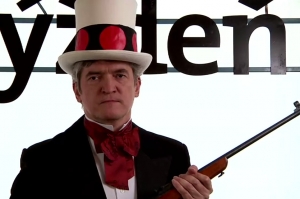 Pozn&aacute;&scaron; ma, som z telky - hovor&iacute; Hr&iacute;b s ma&scaron;ľou na krku