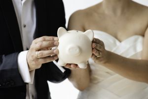 P&auml;tina popul&aacute;cie si mysl&iacute;, že l&aacute;ska sa d&aacute; k&uacute;piť za peniaze. Na Valent&iacute;na sa stret&aacute;vame aj so stereotypmi