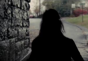 Pol&iacute;cia vyp&aacute;trala ženu, ktor&aacute; na nahr&aacute;vke &scaron;&iacute;rila popla&scaron;n&eacute; spr&aacute;vy o napusten&yacute;ch tyčink&aacute;ch