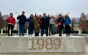 Na v&yacute;ročie Nežnej revol&uacute;cie odhalia v Bratislave Pam&auml;tn&iacute;k novembra 1989 (FOTO)