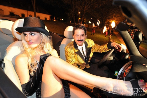 KAMAKO b&aacute;l v žiare krajiny vych&aacute;dzaj&uacute;ceho slnka