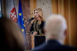 &Scaron;imkovičov&aacute; nem&ocirc;že zostať ministerkou, je nekompetentn&aacute; a rob&iacute; medzin&aacute;rodn&uacute; hanbu