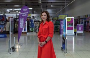 V Tescu strh&aacute;vaj&uacute; stereotypn&uacute; n&aacute;lepku &bdquo;nezamestnateľn&yacute;&ldquo; a ukazuj&uacute;, čo v&scaron;etko dok&aacute;že re&scaron;pektuj&uacute;ce pracovn&eacute; prostredie