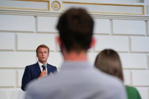 Prezident Macron zažaloval fotografa, ktor&yacute; ho vyfotil v plavk&aacute;ch na sk&uacute;tri