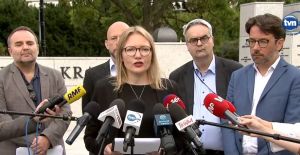 Približne 30 poľsk&yacute;ch m&eacute;di&iacute; protestuje proti vyk&aacute;zaniu novin&aacute;rov od hranice s Bieloruskom (VIDEO)