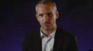 Toto je moder&aacute;tor Big Brother. Pozrite sa, čo rob&iacute; v s&uacute;krom&iacute; (FOTO)