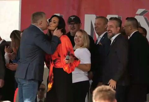 Karin Majt&aacute;nov&aacute; patr&iacute; tak akur&aacute;t na m&iacute;tingy Smeru, ale nie na obrazovku STVR