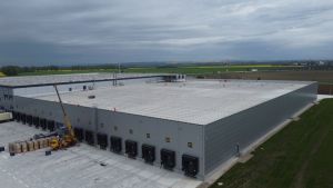 BILLA už začala s in&scaron;tal&aacute;ciou fotovoltick&yacute;ch panelov na logistickom centre v Seredi (VIDEO)