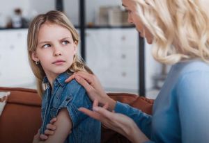 Čo m&ocirc;že urobiť rodič, keď zist&iacute;, že jeho dieťa je &scaron;ikanovan&eacute;?