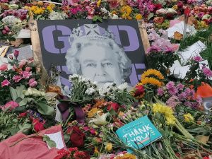 Telev&iacute;zie chystaj&uacute; mimoriadne vysielanie z poslednej rozl&uacute;čky s Alžbetou II., prin&aacute;&scaron;ame prehľad