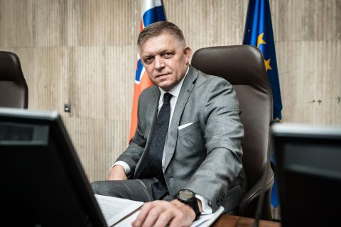 Takmer 500 mimovl&aacute;dok je nespokojn&yacute;ch s vl&aacute;dou Roberta Fica, posielaj&uacute; mu verejn&uacute; v&yacute;zvu (CEL&Eacute; ZNENIE)