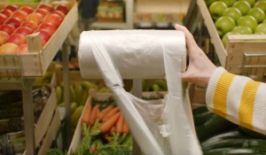 Lidl začal vyberať za mikrot&eacute;nov&eacute; vreck&aacute; dobrovoľne po jednom cente (VIDEO)