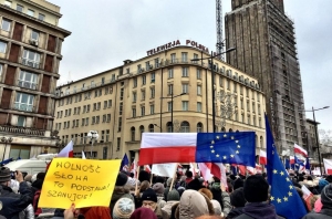 Tis&iacute;cky Poliakov vy&scaron;li do ul&iacute;c, bojuj&uacute; proti ovl&aacute;dnutiu m&eacute;di&iacute; vl&aacute;dou