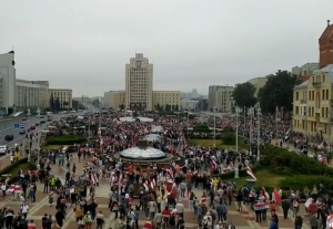 Pol&iacute;cia v Minsku zadržala dve desiatky novin&aacute;rov