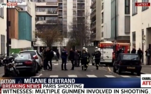 Asi 12 mŕtvych po streľbe v satirickom magaz&iacute;ne v Par&iacute;ži