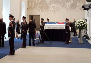 Pohreb prezidenta bud&uacute; prin&aacute;&scaron;ať naživo viacer&eacute; telev&iacute;zie