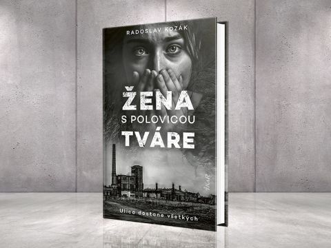Ulica dostane v&scaron;etk&yacute;ch. Žena s polovicou tv&aacute;re sk&uacute;ma hranice ľudskej bolesti