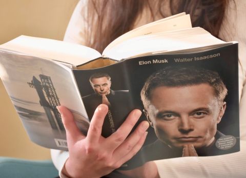 Elon Musk. P&uacute;tav&yacute; životopis o kontroverznom podnikateľovi