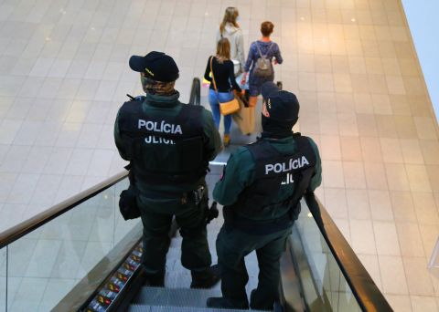 Žand&aacute;ri - rozklad pol&iacute;cie vojaci nezachr&aacute;nia