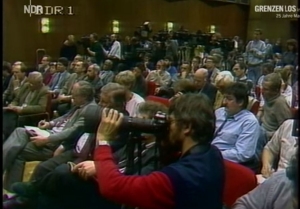 K p&aacute;du Berl&iacute;nskeho m&uacute;ru pomohol omyl na tlačovej konferencii vysielanej naživo (VIDEO)