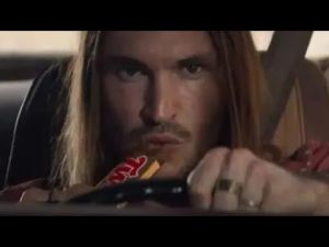 Kv&ocirc;li propag&aacute;cii nebezpečn&eacute;ho &scaron;of&eacute;rovania zak&aacute;zali reklamu na tyčinku Twix (VIDEO)