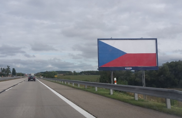 Na dialnici odstraňuj&uacute; prv&eacute; neleg&aacute;lne bilbordy