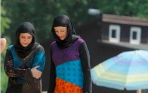 Novin&aacute;rky sa prezliekli za moslimky a &scaron;li na k&uacute;palisk&aacute;. Pozrite si reakcie