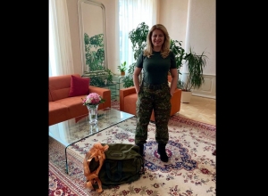 Čaputov&aacute; sa obliekla do vojensk&eacute;ho a fotku zavesila na facebook, foto sa okamžite stala vir&aacute;lom