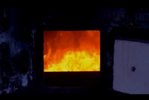 V &Scaron;panielsku nab&aacute;daj&uacute; k noseniu r&uacute;&scaron;ok reklamn&yacute;m spotom s kremačnou pecou (VIDEO)