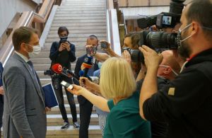 Novin&aacute;ri v E&Uacute; čelili v minulom roku viac &uacute;tokom a v&auml;č&scaron;ej neistote