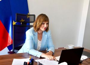 Ministerka nechtiac zverejnila heslo nalepen&eacute; pod obrazovkou