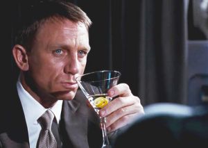Pri pr&iacute;ležitosti korunov&aacute;cie vyjde kniha o agentovi 007, Bond v nej zachr&aacute;ni kr&aacute;ľa (VIDEO)