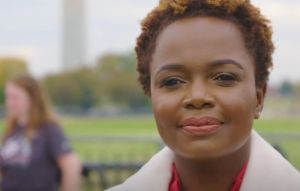 Novou hovorkyňou Bieleho domu bude prv&yacute;kr&aacute;t černo&scaron;ka, ​​Karine Jean-Pierre