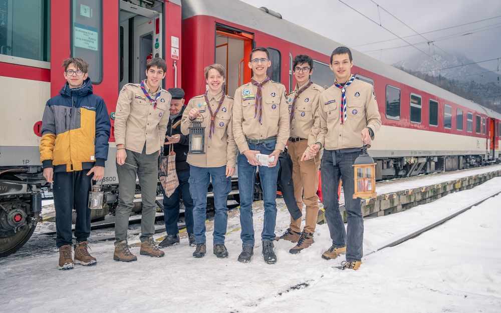 V sobotu privez&uacute; vlaky do 300 miest na Slovensku betleh&eacute;mske svetlo (ZOZNAM, ČAS)
