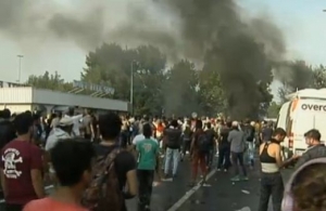 Maďarsk&aacute; pol&iacute;cia prestala st&iacute;hať zbit&yacute;ch novin&aacute;rov, vr&aacute;tane redaktorky Denn&iacute;ka N